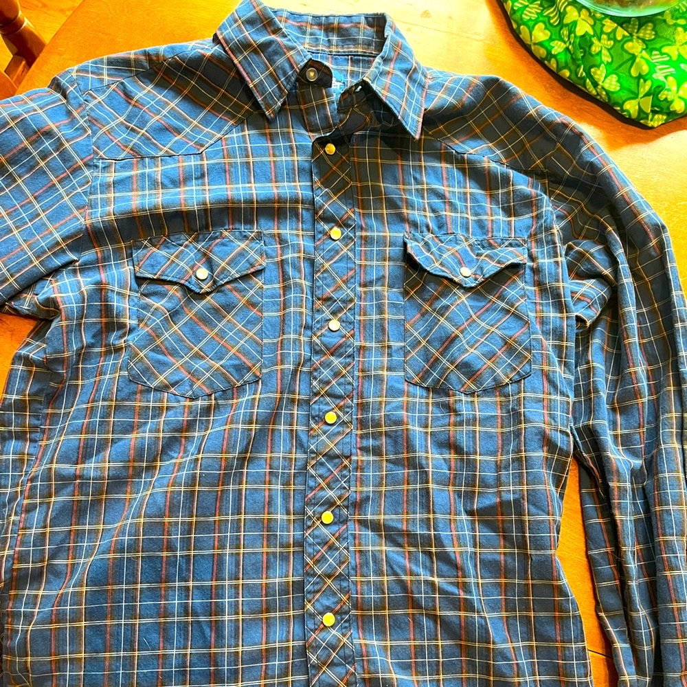 Wrangler long sleeve Blue plaid pearl snap.  Size Large.